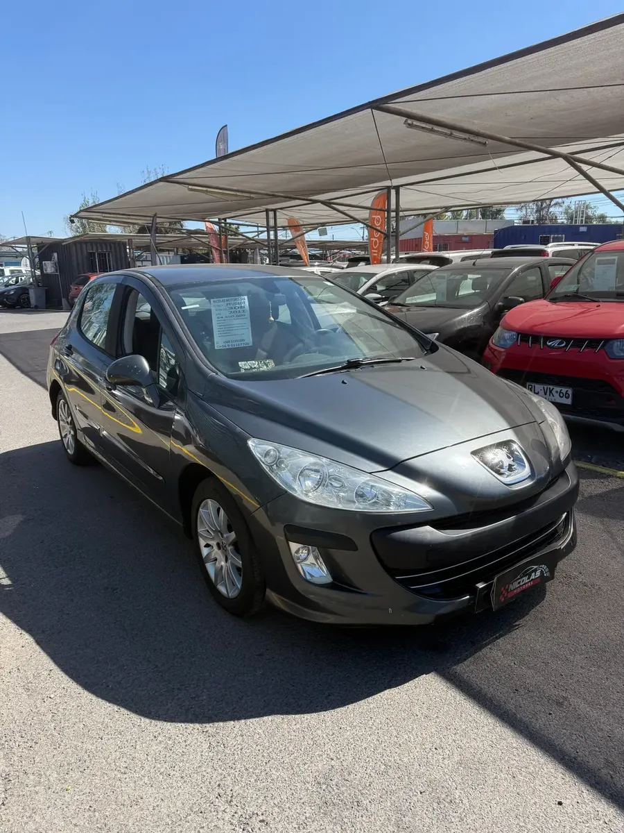 Peugeot 308 2011 — fotografía 3