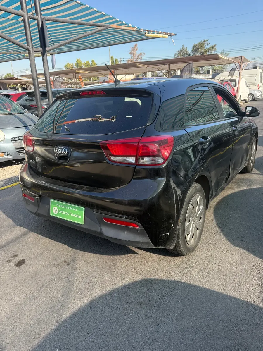 Kia Rio 5 2018 — fotografía 6
