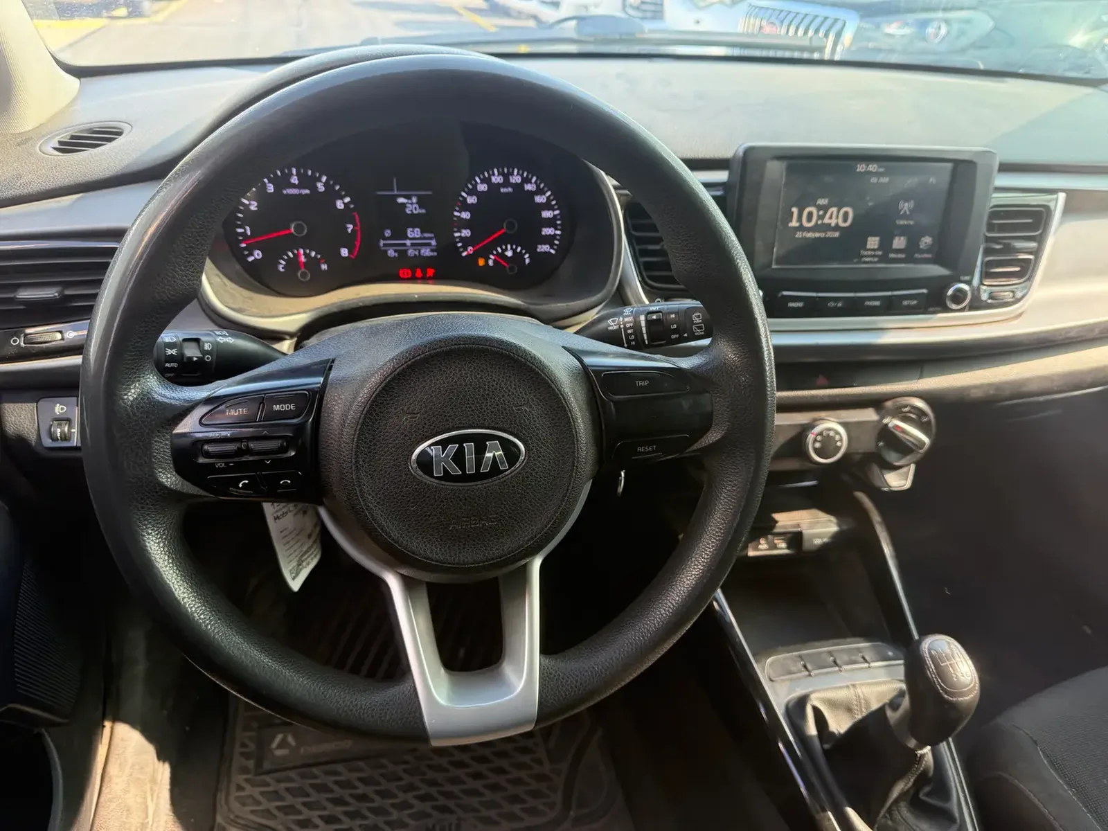 Kia Rio 5 2018 — fotografía 8