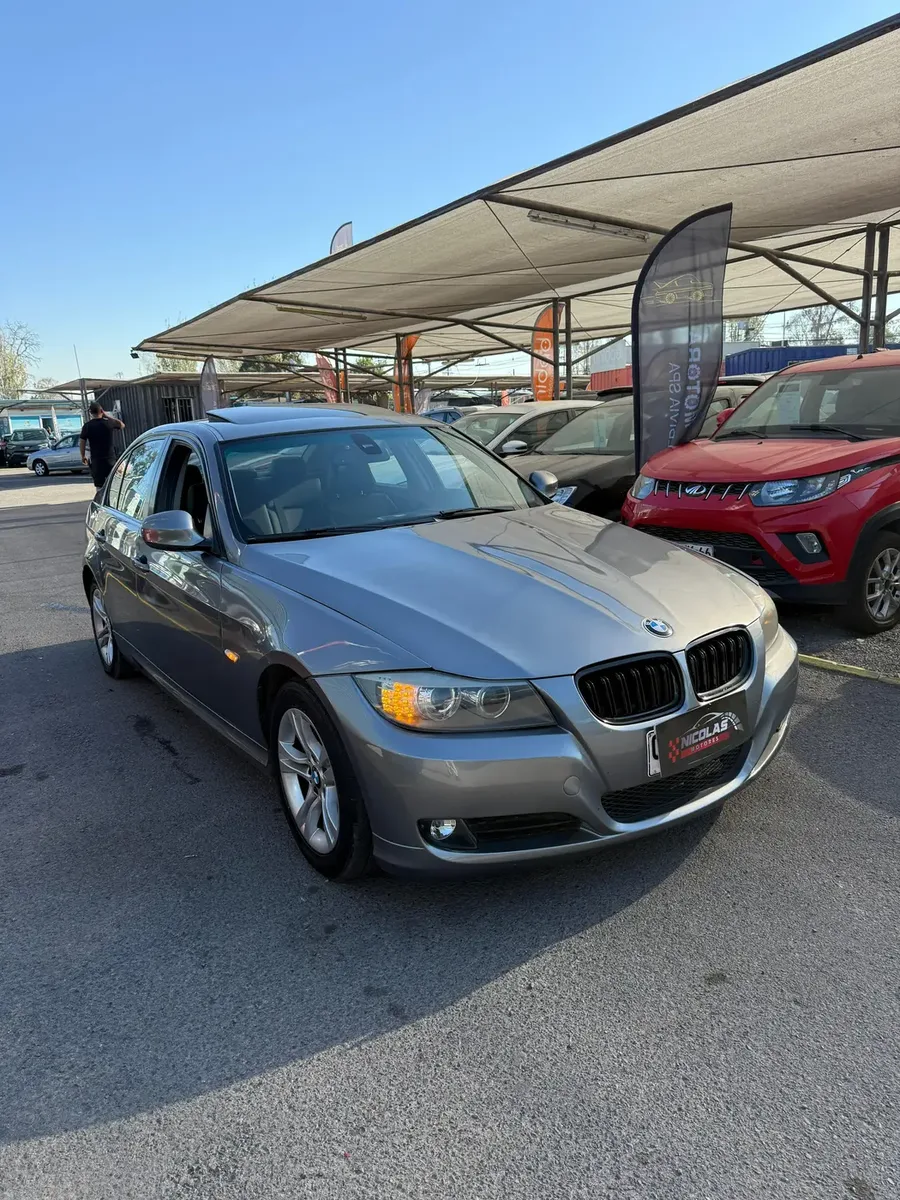BMW 325i 2011 — fotografía 15