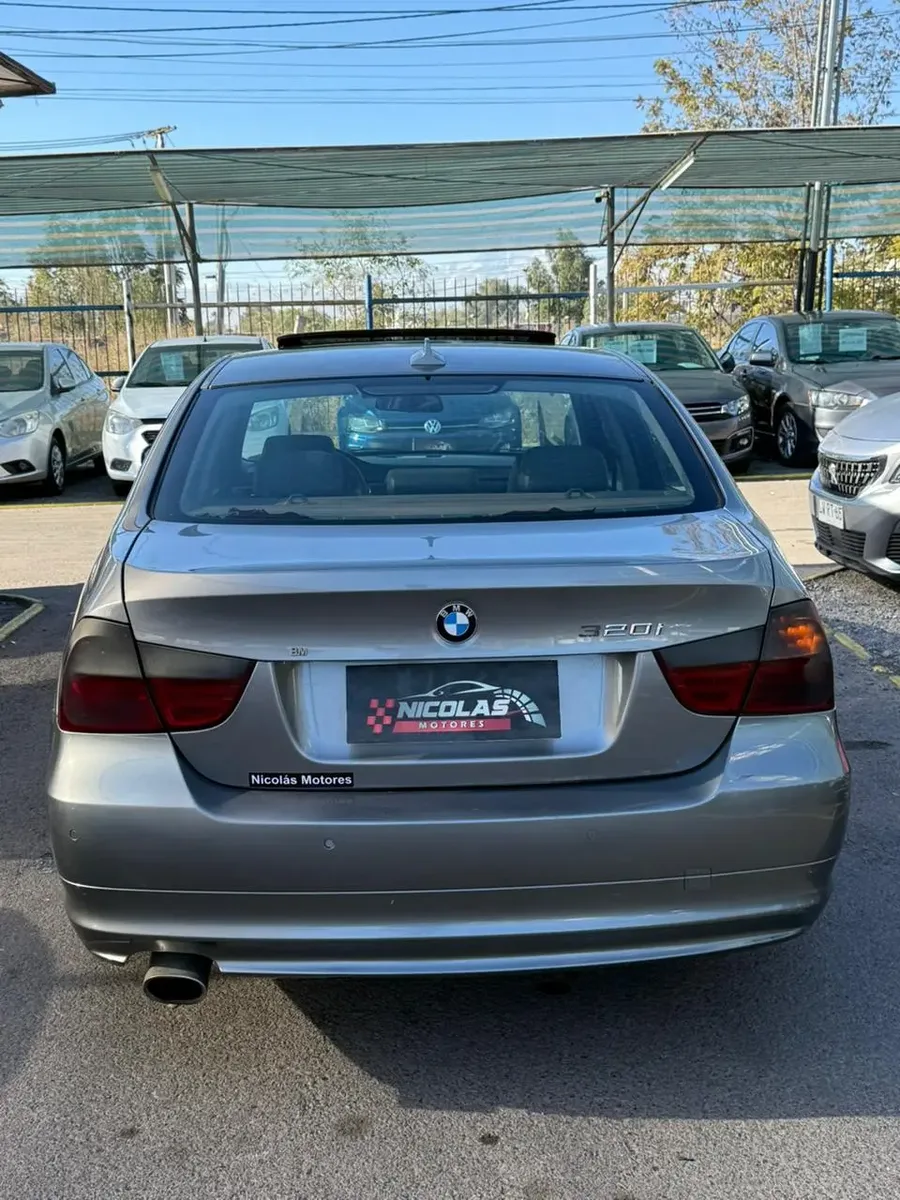 BMW 325i 2011 — fotografía 8