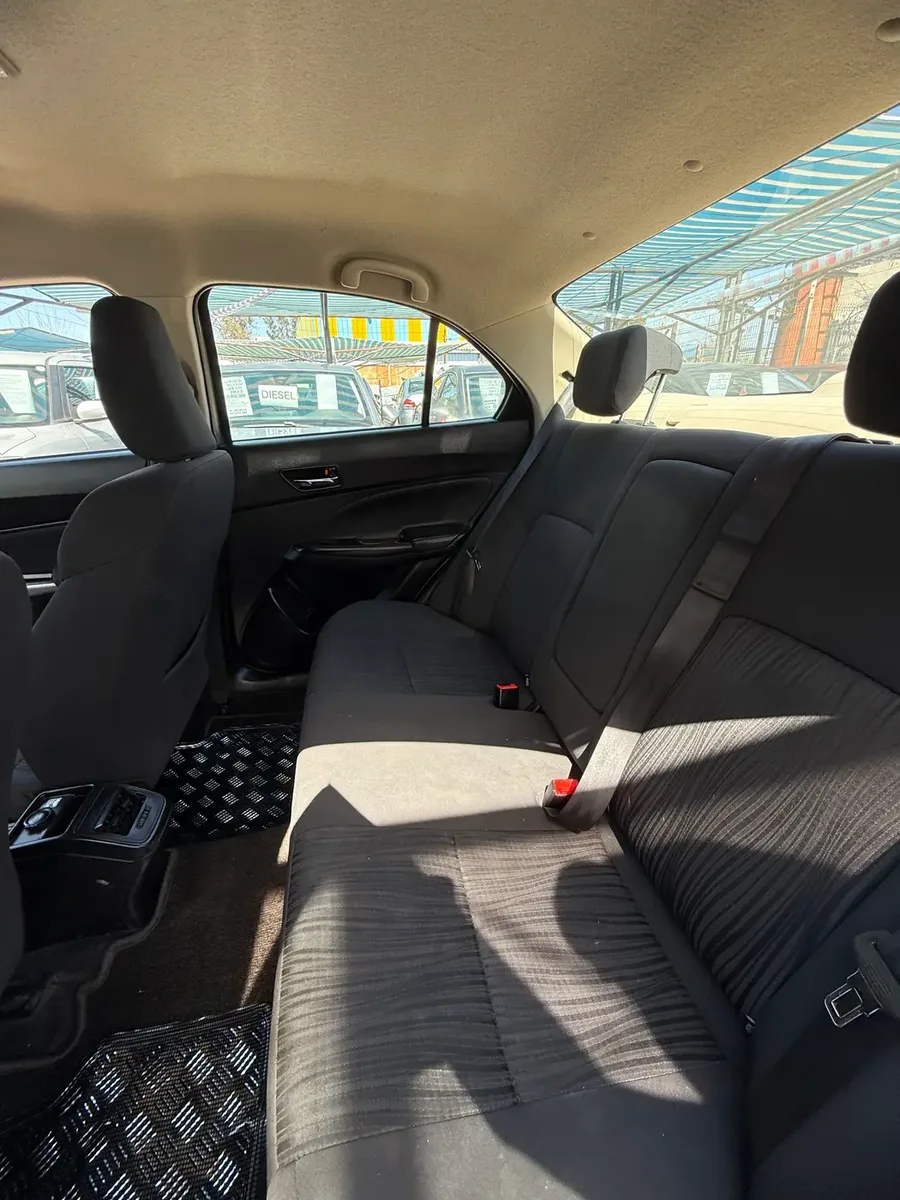 Suzuki Dzire 2023 — fotografía 10