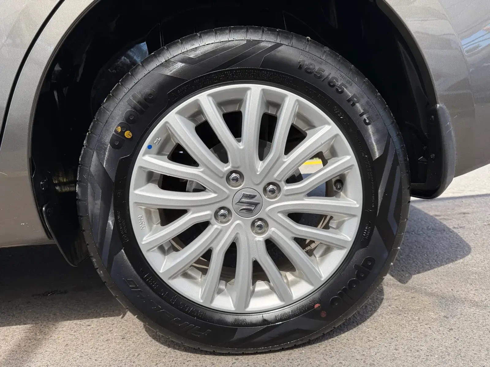 Suzuki Dzire 2023 — fotografía 11