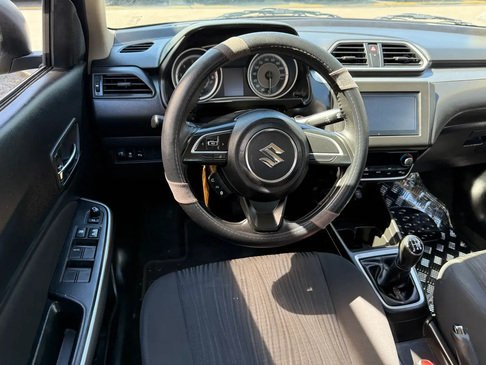 Suzuki Dzire 2023 — fotografía 7