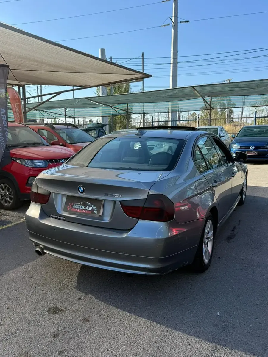BMW 320i 2011 — fotografía 6
