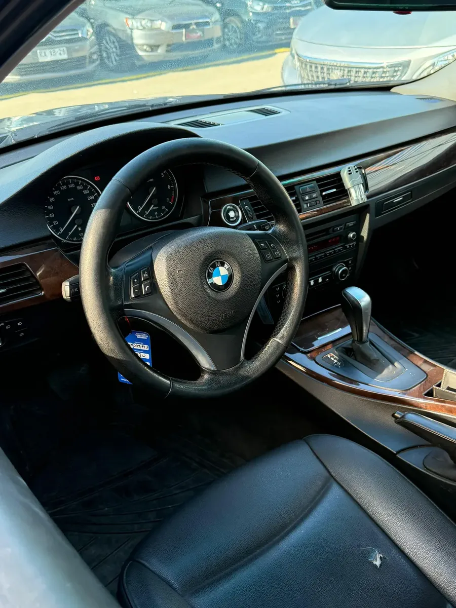 BMW 320i 2011 — fotografía 3