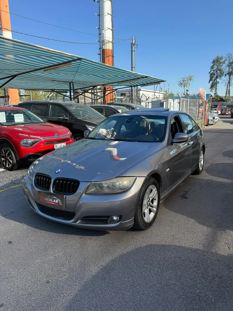BMW 320i 2011 — fotografía 5