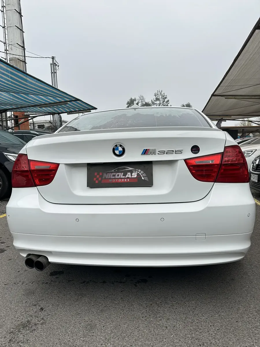 BMW 320i 2011 — fotografía 5