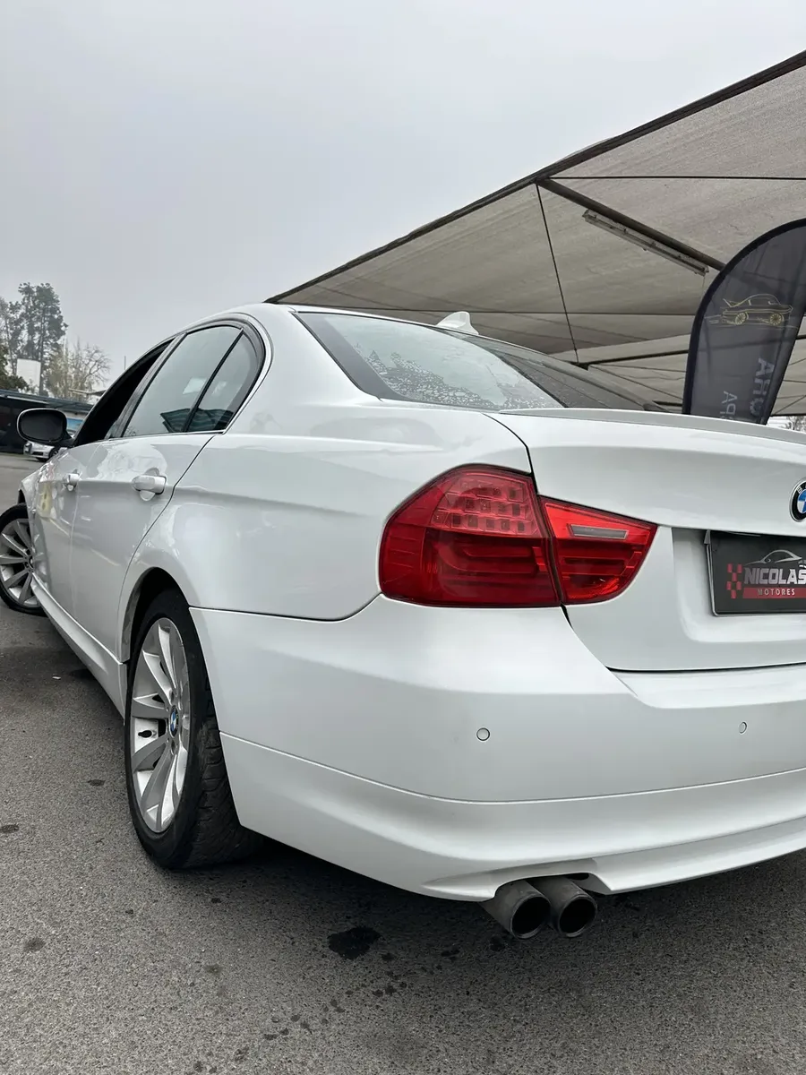 BMW 320i 2011 — fotografía 6