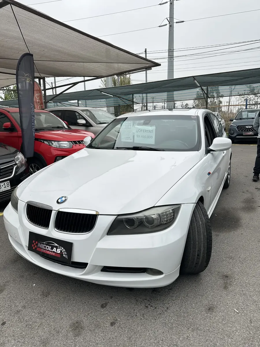BMW 320i 2011 — fotografía 1