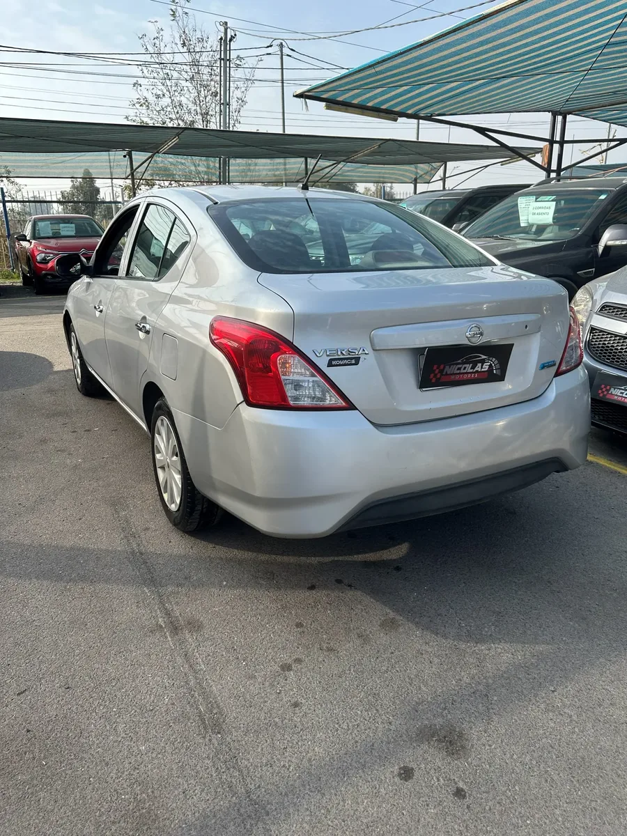 Nissan Versa 2017 — fotografía 11