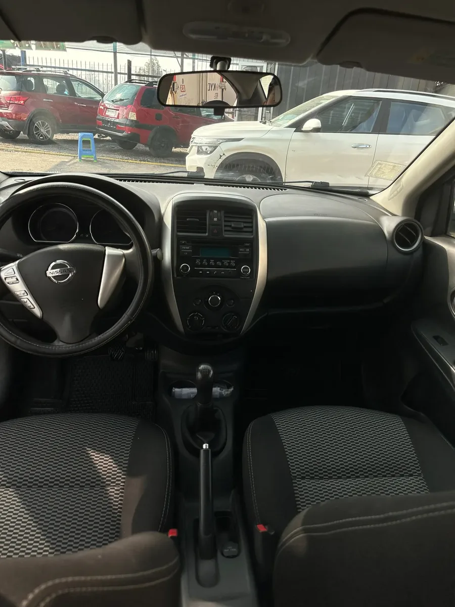 Nissan Versa 2017 — fotografía 3